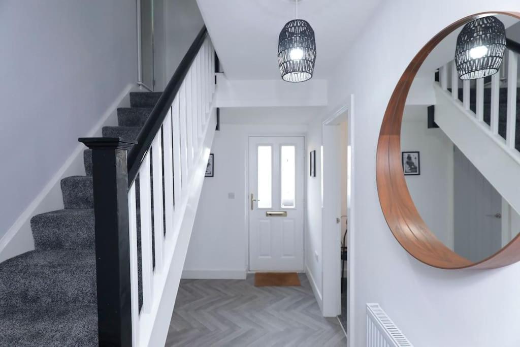 Villa Perfect For Contractors With On Site Parking Brierley Hill Exterior foto