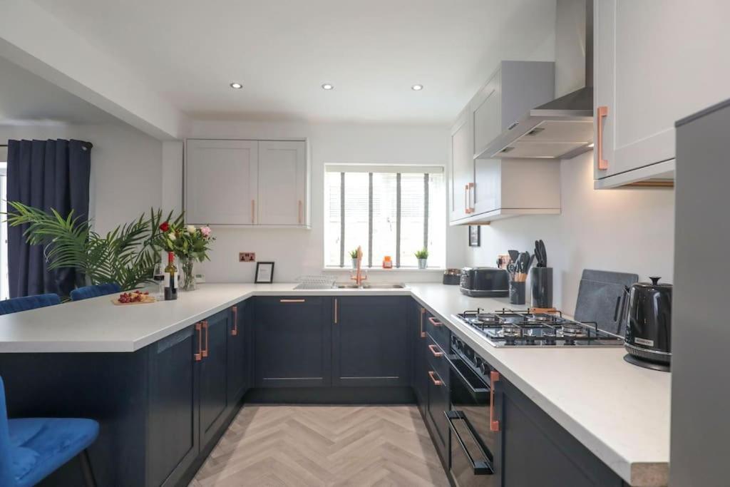 Villa Perfect For Contractors With On Site Parking Brierley Hill Exterior foto