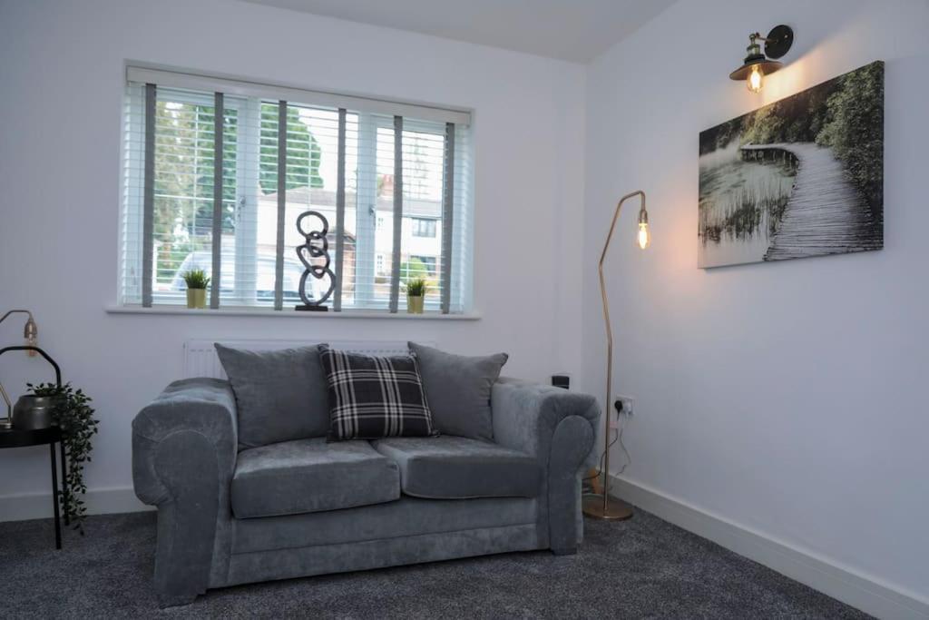 Villa Perfect For Contractors With On Site Parking Brierley Hill Exterior foto