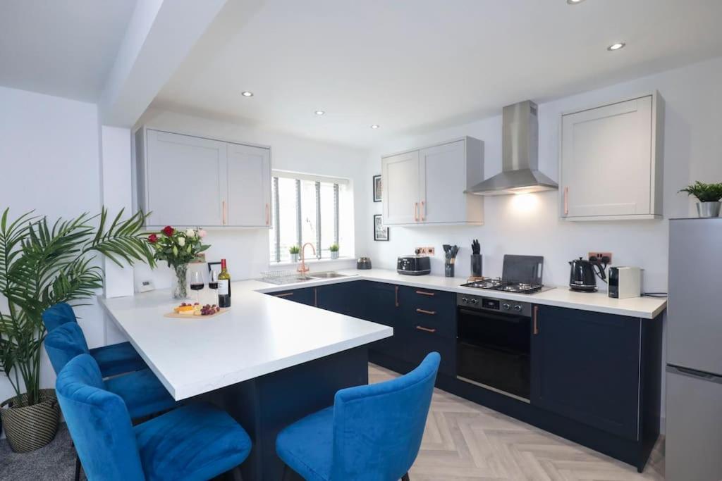 Villa Perfect For Contractors With On Site Parking Brierley Hill Exterior foto