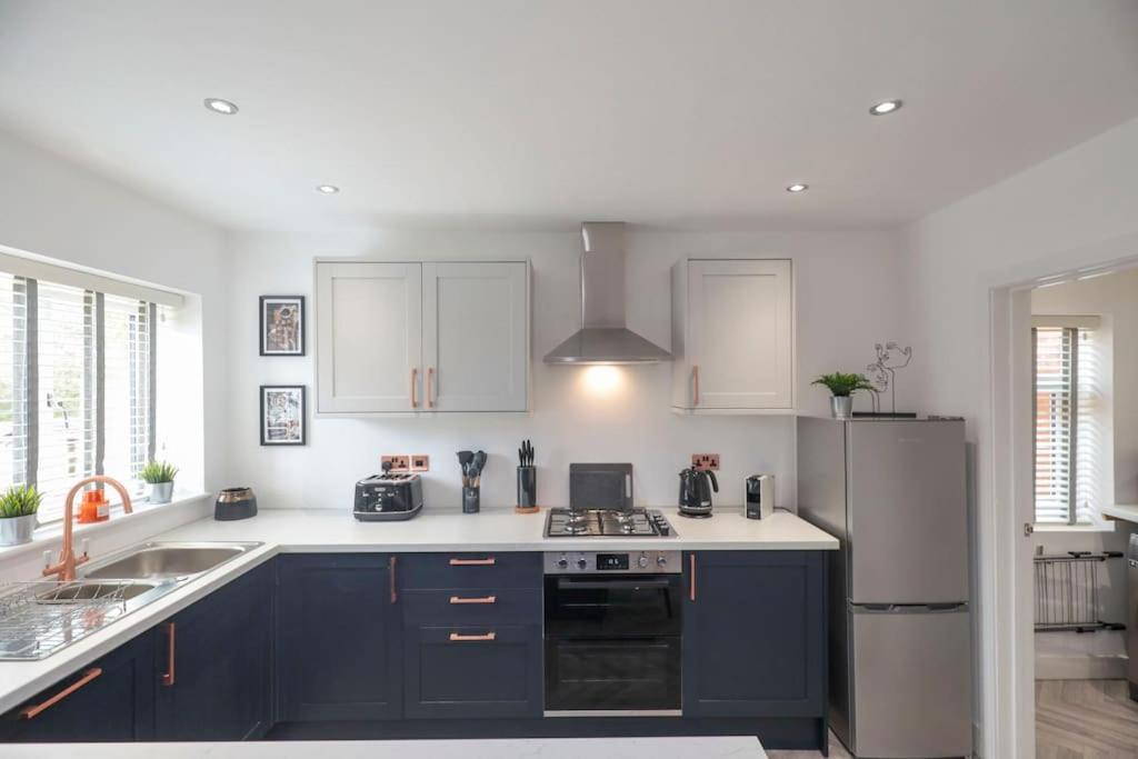 Villa Perfect For Contractors With On Site Parking Brierley Hill Exterior foto
